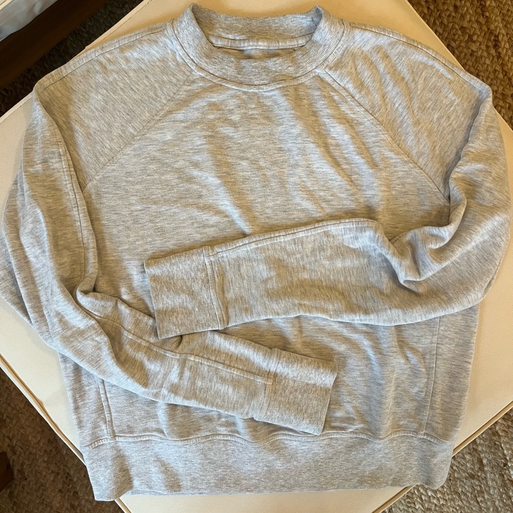 Lululemon Light Grey Heather Crewneck Size 4
Super soft, lightly worn.